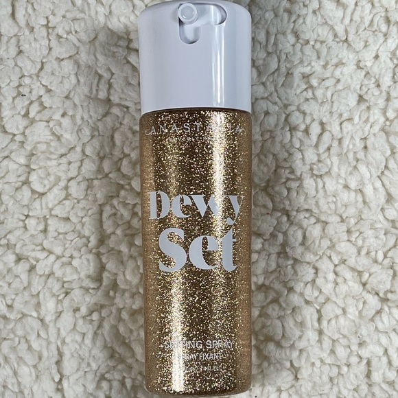 Anastasia Beverly Hills Dewy Set setting spray finish makeup with a radiant glow - Picture 2 of 3